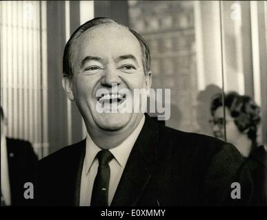 4. April 1967 - Herr Hubert Humphrey In London: Amerikanischen Vizepräsidenten Herrn Hubert Humphrey, wer ging Chequers gestern nach seiner Ankunft in Großbritannien - kehrte nach London zurück heute Morgen für Gespräche mit der britischen Regierung. Foto zeigt Herr Hubert Humphrey Ankunft bei der US-Botschaft in Grosvenor Square in London heute Morgen gesehen. Stockfoto