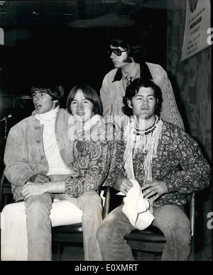 6. Juni 1967 - gibt '' THE MONKEES'' eine Pressekonferenz in LONDON im ROYAL GARDEN HOTEL. '' The Monkees'', der amerikanische Popgruppe angekommen in London, wo sie ihren ersten U.K Auftritt machen, wenn sie erste Konzerte am Empire Pool geben. Wembley, von denen die erste findet morgen statt. Heute gab sie eine Pressekonferenz in ihrem Hotel in London. Foto zeigt '' The Monkees'' abgebildet während ihrer Pressekonferenz heute (V.l.) Davy Jones, Peter Tork, Micky Dolenz und hinter Mike Nesmith. Stockfoto