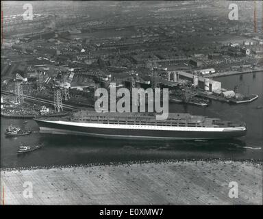 6. Juni 1967 - The Queen startet und benennt die neue Cunard-Liner "Queen Elizabeth II''; Heute Nachmittag gab HM The Queen einen Namen, dem neuen Cunard Liner beim Stapellauf der 58.000 Tonnen-Schiff bei John Brown Werft in Clydebank. Streng gehütete Geheimnis war wenn sie den neuen Liner '' Königin Elizabeth II'' benannt. Foto zeigt Schlepper gelten Manövrieren des neuen Liners '' Queen Elizabeth II "in Richtung ihrer Ausstattung Barth nach dem Start in Clydebank. Stockfoto