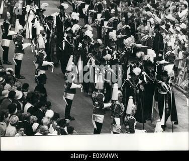 6. Juni 1967 - die Queen und Prinz Phillip besuchte die zeremonielle Ordnung der Strumpfband-Prozession: The Queen, begleitet von Prinz Philip, beteiligte sich an der feierlichen Prozession the Most Noble Order des Hosenbandordens in Windsor Castle. Sie gingen in einer Prozession mit der Ritter-Begleiter und die Offiziere des Ordens von St. Georges Hall, der Königin frei Kapelle St. Georg in Windsor Castle. Foto zeigt die Ritter Gefährten und die Offiziere der Bestellung zu Fuß in einer Prozession in Windsor Castle heute. Stockfoto