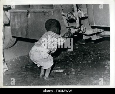 6. Juni 1967 - fliehen Tausende Flüchtlinge in Jordanien A schwere Schutzhütten Problem im Nahen Osten entwickelt. Einer der am Nachmittag des sechs-Tage-Arab - Israel Krieg. Die jordanischen und israelischen - besetzten Westjordanland Palästinas zu bleiben wo sie sind, aber bereits mehr als 100.000 in Jordanien gekreuzt haben. Foto zeigt dieses kleine arabische Schutzhütten Kind Tasse Tee seine Hände, um einen Schluck Wasser tropft aus einem Wasser - Tanker in Anman, Jordaniens Hauptstadt bekommen, weer Tausende von Flüchtlingen in Zelten untergebracht sind. Stockfoto