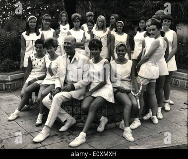 6. Juni 1967 - A Vorschau der 1967 Wimbledon Stile von Teddy Tinling: 25 internationalen Tennis-Stars, einschließlich die nationalen Meister der neun Länder, montiert auf dem Dachgarten des Derry & Toms Kensington Store heute präsentiert eine Vorschau auf die 1967 Wimbledon-Stile, die speziell für sie in '' Daorom'' Polyesterfaser von Teddy Tinling? Foto zeigt Teddy Tinling mit der Tennis-Stars Tragevarianten seine 1967 Wimbledon heute abgebildet. Stockfoto