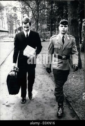 5. April 1967 - 22 Jahre kamen alte Prinz Louis Ferdinand von Preußen in Fallingbostel am 3. April 1967. Er ist der Urenkel des letzten deutschen Kaisers. Er wird mit Training Unternehmen 407 für die nächsten drei Monate und wird weitere 15 Monate in Uniform dienen. Unser Bild zeigt: der Prinz auf seinem Weg in die Kaserne. (Luis Ferdinand auf der linken Seite. Stockfoto