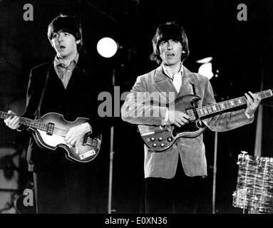 Die Beatles Paul McCartney und George Harrison während der Aufnahme der Farbe Stockfoto