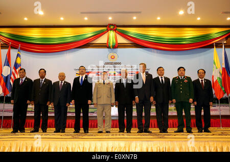 (140520)--NAY PYI TAW, 20. Mai 2014 (Xinhua)--Teilnehmer posieren für Fotos während der 8. ASEAN Verteidigungsminister-treffen im Hotel Royal ACE in Nay Pyi Taw, Myanmar, 20. Mai 2014. (Xinhua/U Aung) Stockfoto