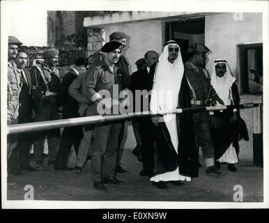 6. Juni 1967 - besucht Saudi Gouverneur von Madina Jordan Grenzen. Prinz Mohammad, der Bruder von König Husseing von Jordanien, am linken, Acen mit Fürsten Mohsen Abdul - Aziz, Saudi Gouverneur von Madina, während eines Besuchs in jordanischen Grenzgebieten. Stockfoto