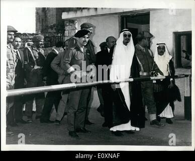 6. Juni 1967 - besucht Saudi Gouverneur von Madina Jordan Grenzen. Foto zeigt Prinz Mohamad, der Bruder von König Hussein von Jordanien, links, mit Prinz Morsen Abdul-Aziz, der Saudi-Gouverneur von Madina, während eines Besuchs in jordanischen Grenzgebieten gesehen. Stockfoto