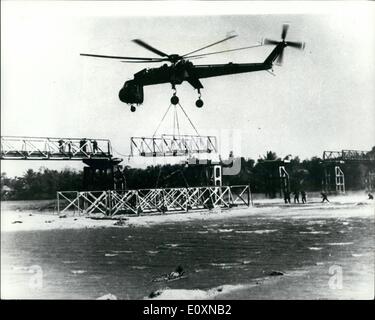 6. Juni 1967 - Foto zeigt In diesem offiziellen US Armee-Foto stellt eine CH-54 '' Flying Crane'' ein 18.000 Pfund Brücke Zeitspanne in Südvietnam, spart Tausende von Arbeitsstunden in Bauzeit. Stockfoto