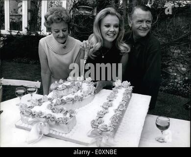 6. Juni 1967 - Hayley Mills feiert 21.. Geburtstag. Schauspielerin Hayley Mills, feierte gestern ihr 21.. Geburtstag, mit einem Familienfest in ihrem Haus in Richmond, Surrey. Foto zeigt Hayley Mills schneiden ihr 21.. Geburtstagskuchen gestern. mit ihr sind Vater, Mutter und Schriftstellerin Mary Hayley Bell Schauspieler John Mills. Stockfoto