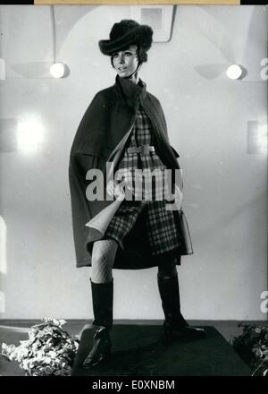 7. Juni 1967 - zeigte der Deutschen Meisterschule für Mode ihre Herbst und Winter-Kollektion für 1967/68 in München. Die Linie ist, dass lange Röcke und Mäntel voll im Trend sind! Abgebildet ist das Modell '' Aosta'' - ein Cape mit einer lila/grün Farbe. Stockfoto