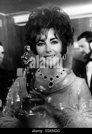 Schauspielerin Elizabeth Taylor hält ihren Oscar für "Who's Afraid of Virginia Woolf" Stockfoto