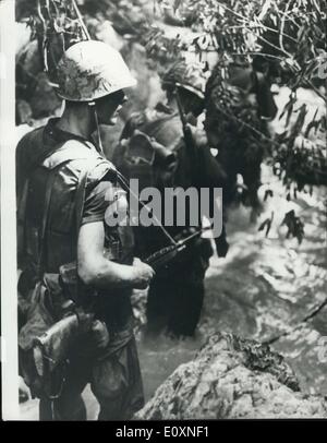 4. Mai 1967 - Krieg in Vietnam nassen Patrol: amerikanische Marines waten durch einen Dschungel-Stream auf der Suche nach Vist Cong mit der gleichen Wasserstraße, um ihre Bewegungen zu verschleiern. Das fließende Wasser dämpft die Bewegung wie die Infanteristen auf ihrer Mission vorwärts gehen. Stockfoto