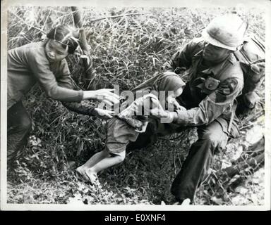 5. Mai 1967 - der Krieg in Vietnam. Eine helfende Hand: Foto zeigt eine Medie der 1.. Infanterie-Division (Airmobile), hilft eine vietnamesische Frauen und Kindern fliehen die Vietcong während des Krieges in Vietnam. Stockfoto