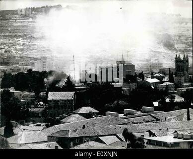 12. Juni 1967 - 06.12.67 Szenen aus dem Krieg im Nahen Osten. Foto zeigt: Ansicht mit Rauch steigt aus der Altstadt von Jerusalem, Stockfoto