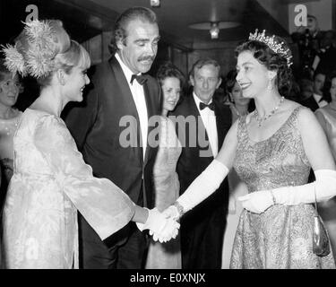 Schauspieler Sean Connery und Frau Diane treffen Elizabeth II Stockfoto