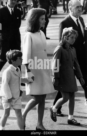 Jacqueline Kennedy und ihre Kinder für einen Urlaub in Irland angekommen Stockfoto
