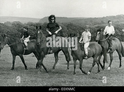 19. Juni 1967 - Waterford, Irland - JACQUELINE KENNEDY mit JOHN KENNEDY im Alter von 6 und CAROLINE KENNEDY im Alter von 9 Jahren Reiten in Stockfoto