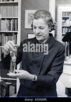 21. Juni 1967 - Paris, Frankreich - Schriftsteller, Romancier MARY MCCARTHY in ihrem Büro in Paris. Stockfoto