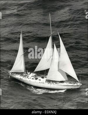 25. Juni 1967 - Sir Francis Chichester: Wellen von Deoh Gripsy Moth IV, wie eine Shacklalom der R.A.F Coastal Command, die ihn einige findet heute seine Meilen von Plymouth. Stockfoto