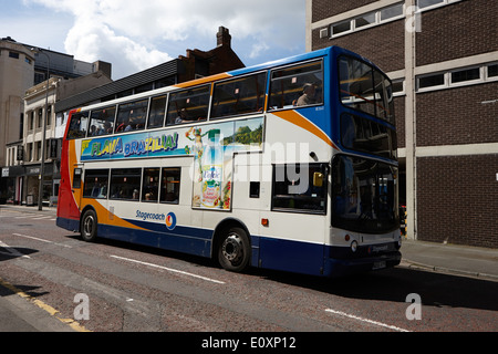Postkutsche Lancaster-Doppeldecker-Bus mit Werbung im Stadtzentrum von Preston England UK Stockfoto