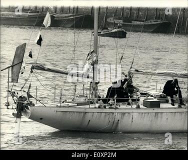 7. Juli 1967 - Sir Francois Chichsester erhält Auszeichnung von Queen: Sir Francis Chichester, der einsame rund um die Welt-Segler heute segelte auf der Themse von Woolwich in Gipsy Moth IV, auf dem letzten Teil seiner Reise von Plymouth, an das Royal Naval College in Greenwich, wo er die Auszeichnung der Ritterschaft von HM The Queen, in einer Zeremonie unter freiem Himmel erhielt. Foto zeigt ein Ave von Sir Francis und Lady Chichsester, gesehen an Bord Gipsy Moth IV, mit ihrem Sohn, Giles (rechts) und Freund CDR Egge auf verlassen Greenwich nach der Zeremonie heute - auf dem Weg in die Stadt. Stockfoto