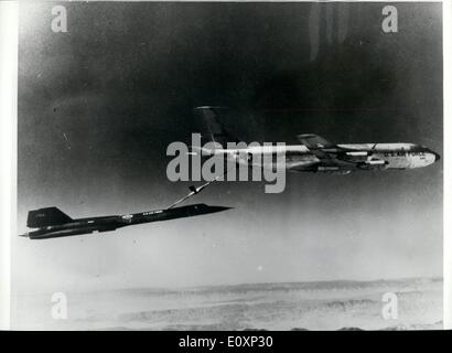 7. Juli 1967 - Aerial auftankenden: A Strategic Air Command SR-71 ist von einer KC-135 aufgetankt. Die SR-71 fliegt mit mehr als drei Mal die Geschwindigkeit des Schalls und betreibt in Höhen von mehr als 80.000 Füße. Es ist der 9. strategische Aufklärung Flügel bei Beale Air Force Base, Kalifornien zugeordnet. SAV steuert auch die KC-135 Antenne Auftankenden. Stockfoto