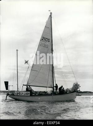 7. Juli 1967 - Segler aus auf Weltreise. Herr Alec Rose, 59, die Trans-Atlantic-Segler, segelte aus dem Solent in den 36 ft Kutter '' lebendige Dame in einem Versuch, Einhand segeln rund um die Welt. Herr Rose ist ein Portsmouth Gemüsehändler. Im August letzten Jahres, nach der Einstellung auf was ein Rennen mit Gipsy Moth IV sein soll, seine Yacht war heruntergekommen und schwer beschädigt durch ein Schiff in den Western Approaches. Er plant, Australien im November erreichen, verbringen Sie Weihnachten mit seinem Sohn in Melbourne und in Großbritannien im Mai sein. Foto zeigt:-36 ft. Fräser lebhafte Dame in Portsmouth vor dem Herrn Stockfoto