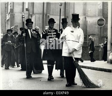 14. Juli 1967 - halten Winzer Stadt Zeremonie. Die Worshipful Company der Winzer hatten gestern eine kleine Zeremonie in der City of London. Ihre Roben tragen, gingen Meister, Aufseher und Gericht aus ihrer Halle, die Kirche St. James Garlickhythe, Blumensträuße zum Schutz vor Stadt Gerüche halten und ging von einem Mann die Straße fegen. Foto zeigt: Harry Draude, ein Wein Partner fegt die Straße sauber für die Winzer. Stockfoto