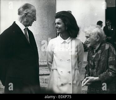 7. Juli 1967 - Frau Jacqueline Kennedy trifft Präsidenten De Valera In Dublin: Foto zeigt Frau Jacqueline Kennedy gesehen im Chat mit Präsidenten De Valera und seine Frau, als sie am Freitagabend in Dublin Präsidenten Zuhause ankam. Stockfoto