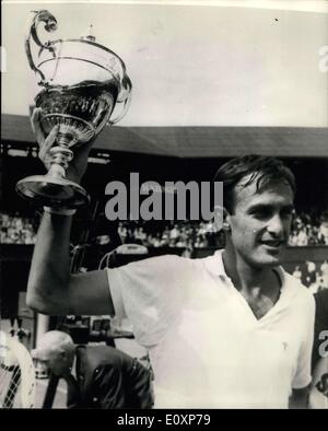 7. Juli 1967 - gewann Tennis in Wimbledon - Newcombe gewinnt Herren Einzel Finale - John Newcombe, Australien, die Herren-Einzel-Titel bei Wimbledon heute. Als er Wilhelm Bungert schlagen. Deutschland im Finale. Keystone-Fotoshows:-John Newcombe Helds Aleft seine Trophäe - nach dem Gewinn der Männer Singles Endrunde an Wimbledon heute. Stockfoto