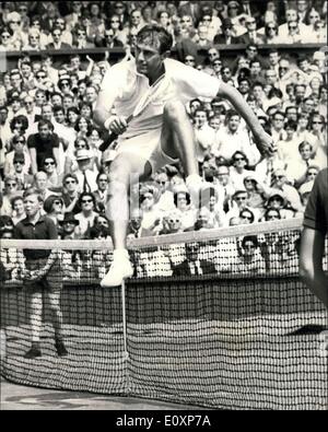 7. Juli 1967 - gewann Tennis in Wimbledon - Newcombe gewinnt Herren Einzel Finale - John Newcombe, Australien, die Herren-Einzel-Titel bei Wimbledon heute. Als er Wilhelm Bungert schlagen. Deutschland im Finale. Keystone-Fotoshows:-John Newcombe Helds Aleft seine Trophäe - nach dem Gewinn der Männer Singles Endrunde an Wimbledon heute. Stockfoto