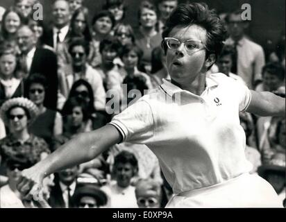 7. Juli 1967 - Tennis in Wimbledon Virginia Wade geschlagen.: Foto zeigt Frau Billie Jean King U.S.A., im Spiel gegen MissVirgi Stockfoto