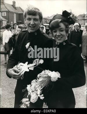 7. Juli 1967 - Heilsarmee Sänger von the Joystring Mi: Sängerin Silvia Gair, der Heilsarmee Popgruppe The Joystrring, heiratete am Nachmittag des Konzerns Gitarristen, 24 Jahr-alt Peter Dalziel in der Pfarrkirche, neue Addington-Umfrage. Foto zeigt die Braut und der Bräutigam schon bald in den Dienst. Heute halten sie zwischen ihnen ein Mini-Gitarrist. Stockfoto