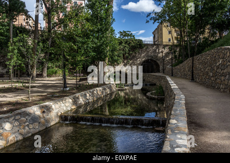 Kleiner Fluss, der durch portugiesische Dorf Stockfoto