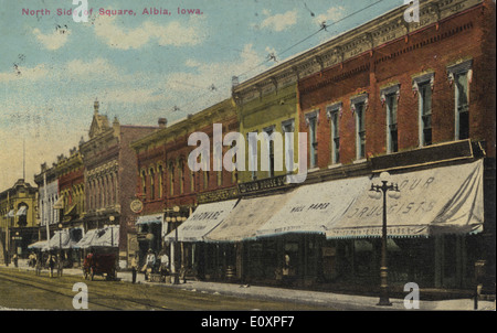 Diese Vintage-Postkarte aus der Bowden-Sammlung zeigt die Nordseite des Platzes in Albia, Iowa. Das Bild zeigt die historische Straßenlandschaft der Stadt und bietet einen Einblick in die Architektur und Stadtplanung des frühen 20. Jahrhunderts. Stockfoto