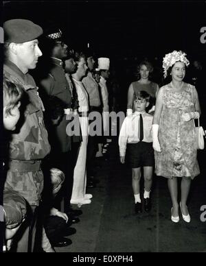 28. Juli 1967 - ein exklusiver Blick auf das Royal Trio: London - eine Mutter und ihr kleiner Junge hatte eine fast ausschließliche Nahaufnahme Blick auf die Königin und ihr Sohn Prinz Andrew und Prinzessin Anne, wie sie den Unterschied-Dienstleistungen und Regimenter, die Teilnahme an der königlichen Turnier in Earls Court in London kontrolliert. Foto zeigt die Queen und Prinz Andrew gefolgt von Prinzessin und vorbei an der Regimenter, die Teilnahme an dem Turnier der Mutter mit ihren Söhnen zu sehen zwischen den Reihen. Stockfoto