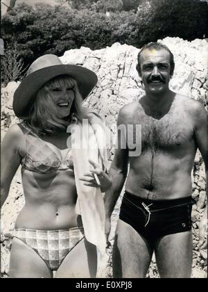 3. August 1967 - Sean Connery Frau Diane Cilento am Strand Villa Cap Antibes Stockfoto