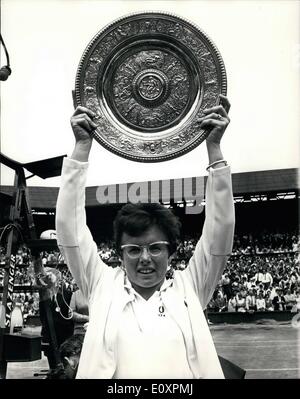 7. Juli 1967 - Tennis in Wimbledon schlagen Miss King (USA) Ann Jones (GB). Im Damen Einzel Finale in Wimbledon heute schlagen Mrs Billie Jean King (Inhaber) aus Amerika Ann Jones (GB) 6: 3, 6: 4. OPS: Billie Jean King hoch halten die Trophäe nach dem Gewinn der Damen Einzel-Finale in Wimbledon heute Nachmittag. Stockfoto