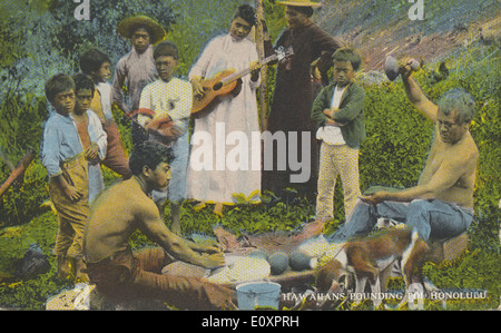 Dieses Bild aus der Bowden Postkartensammlung zeigt die Hawaiianer poi, ein traditionelles hawaiianisches Gericht aus Taro-Wurzel. Das Foto, das in Honolulu, Hawaii, aufgenommen wurde, zeigt die kulturelle Praxis der Zubereitung von poi, die eine wesentliche Rolle in der hawaiianischen Küche und Kultur spielt. Stockfoto