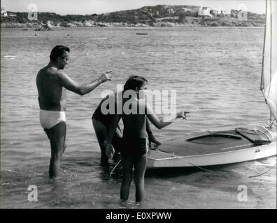 8. August 1967 - Milko Skofic und seinen Sohn: Petrizza, Costa Smeralda (Dardinia) - der Ex-Mann von italienische Schauspielerin Gina Lollobrigida. Milko Skofic und sein Sohn Milketto während ihres Urlaubs zusammen zu spielen. Skofic denkt, die Sängerin Ote Tau Bergas zu heiraten, wie schnell er die Scheidung von Gina Lollobrigida erhalten. Stockfoto