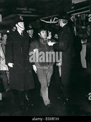 10. Oktober 1967 - Anti-Vietnam Krieg Demonstrationen In London Demonstrationen gegen den Krieg in Vietnam organisiert von der Kampagne für nukleare Abrüstung und des British Council für den Frieden in Vietnam fand in London statt. Ein Fackelzug März und Streikposten der Downing Street waren Teil des Protests, der fordert, dass die Regierung ihre Unterstützung für den Krieg in Vietnam zurückgezogen hat. Foto zeigt: - Polizei Entfernen einer der Demonstranten außerhalb Charing Cross Station vor dem Start des Protestes marschieren durch London. Stockfoto