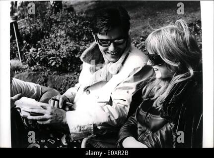 10. Oktober 1967 - Marianne Faithfull liebt Alain Delon in einem Film: Jack Cardiff filmt '' La Motocyclette'' mit Marianne Faithfull und den berühmten französischen Schauspieler Alain Delon. In dem Film Marianne und Alain werden Liebhaber und er bietet ihr ein Motorrad. Foto zeigt MArianne Faithfull und Alain Delon in einer Szene aus dem Film. Stockfoto