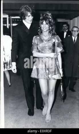 10. Oktober 1967 - Julie Christie besucht Premiere '' weit von die Madding Crowd ''.: Schauspielerin Julie Christie, eine mehrfarbige Minikleid tragen ist hier abgebildet, eskortiert von Don Bessant, da kam sie an das neue Odeon, Marble Arch, der Welt-Premiere ihres neuesten Films "Far From The Madding Crowd'', in dem sie mit Terance Stempel Sterne zu besuchen. Stockfoto