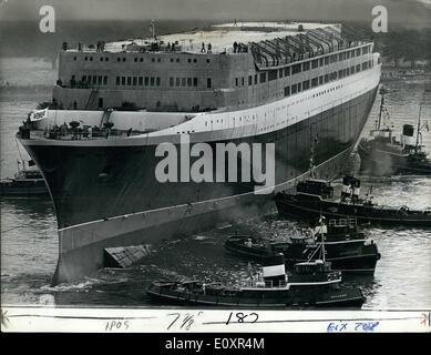 10. Oktober 1967 - veröffentlicht in Newsweek 2. Oktober 1967. Die Königin wird gestartet und nennt die neue Cunard Zwischenlage Königin Elizabeth II. Die Queen Elizabeth II verneigt sich auf dem Fluss Clyde. Stockfoto