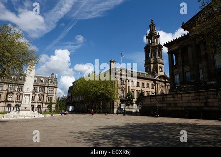 Der Kenotaph Sitzungen Haus Gerichtsgebäude und Harris Museum and Art Gallery in Marktplatz Preston England UK Stockfoto