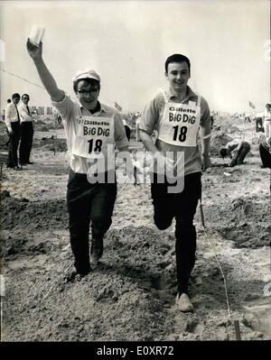 8. August 1967 - die "Big Dig" Feiertag-Wettbewerb für £60.000 Wert der Preise in Camber Sands.: heute 100 Gewinner des Stockfoto