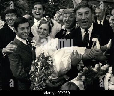 8. August 1967 - Tommy Steel besucht Schwester Hochzeit: die Hochzeit fand heute in der St.-Georgs Kirche, Bickley, Kent, der 18 Jahre alte Sandra Hicks, Schwester von Tommy Steele, 22-jährige Herr Peter Russell. Tommy Steele, der vor kurzem Arbeit an Walt Disley neueste musikalische '' der glücklichste Millionär '' fertig hat, flogen hier aus Amerika, wo er an einem neuen Film, vor allem für die Hochzeit arbeitet. Tommy fliegt morgen zurück nach Amerika. Viele der Tommys Showbusiness Freunde, Jimmy Tarbuck, Mike und Bernie Winters und Frankie Howerd, waren bei der Hochzeit Stockfoto