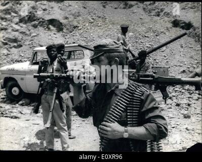 8. August 1967 - Kongo-Bukavu: A White Mercernary mit Kugeln und ein Maschinengewehr geladen. Im Hintergrund sind der kongolesischen Grenze. Credits: Camerapix Stockfoto