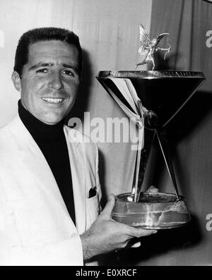 Golfer Gary Player mit seiner Trophäe aus dem Piccadilly-World-Spiel Stockfoto