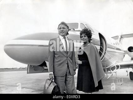 Elizabeth Taylor und ihr Ehemann Richard Burton Ankunft in London Stockfoto